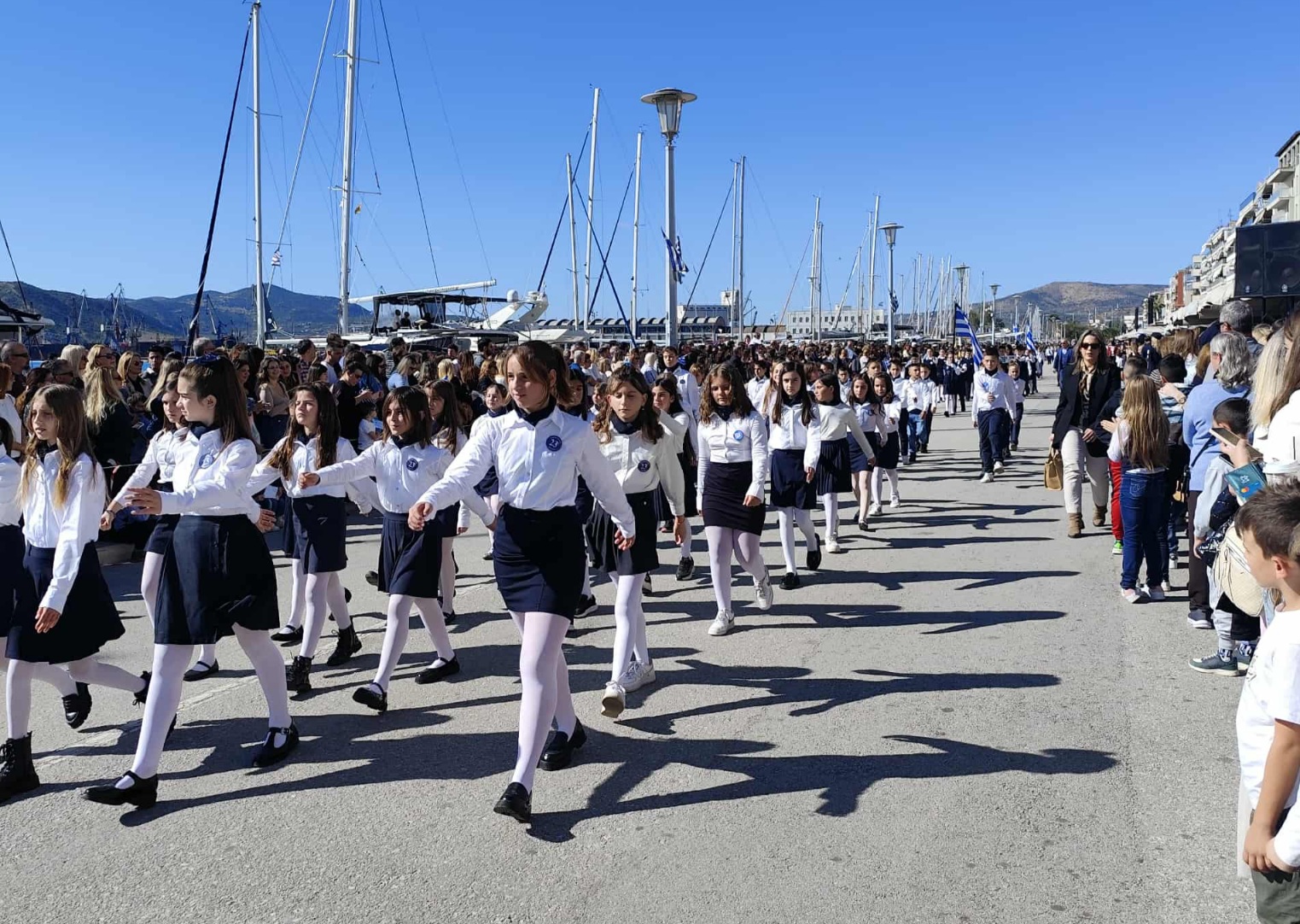Με λαμπρότητα και σύμμαχο τον καλό καιρό η παρέλαση της 28ης Οκτωβρίου στον Βόλο