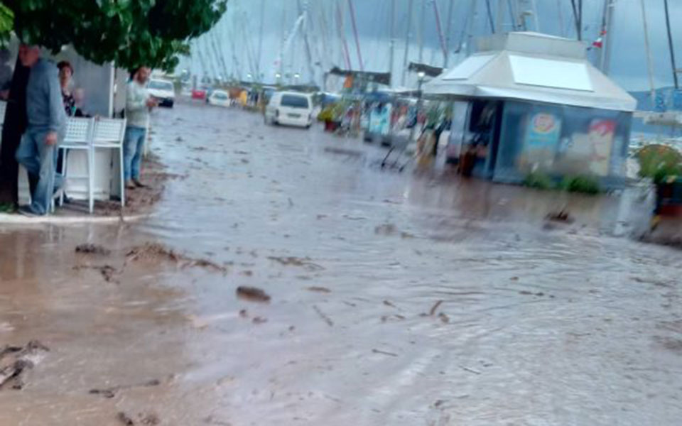 Προβλήματα από τη νεροποντή στην Κεφαλονιά – Πλημμύρισε το χωριό Αγία Ευφημία (φωτογραφίες)