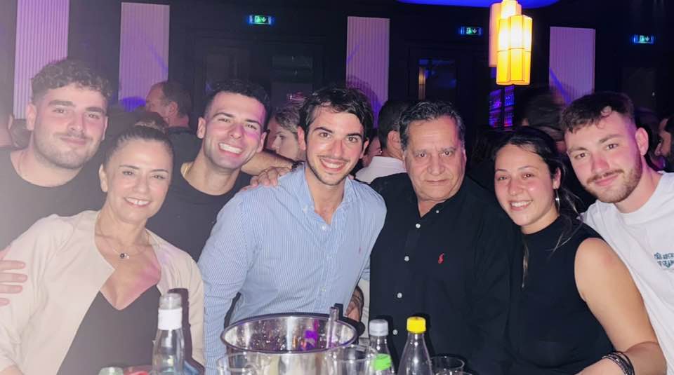 Selfie με τα νιάτα: Ο Διονύσης Λυκούδης ξαναχτύπησε!