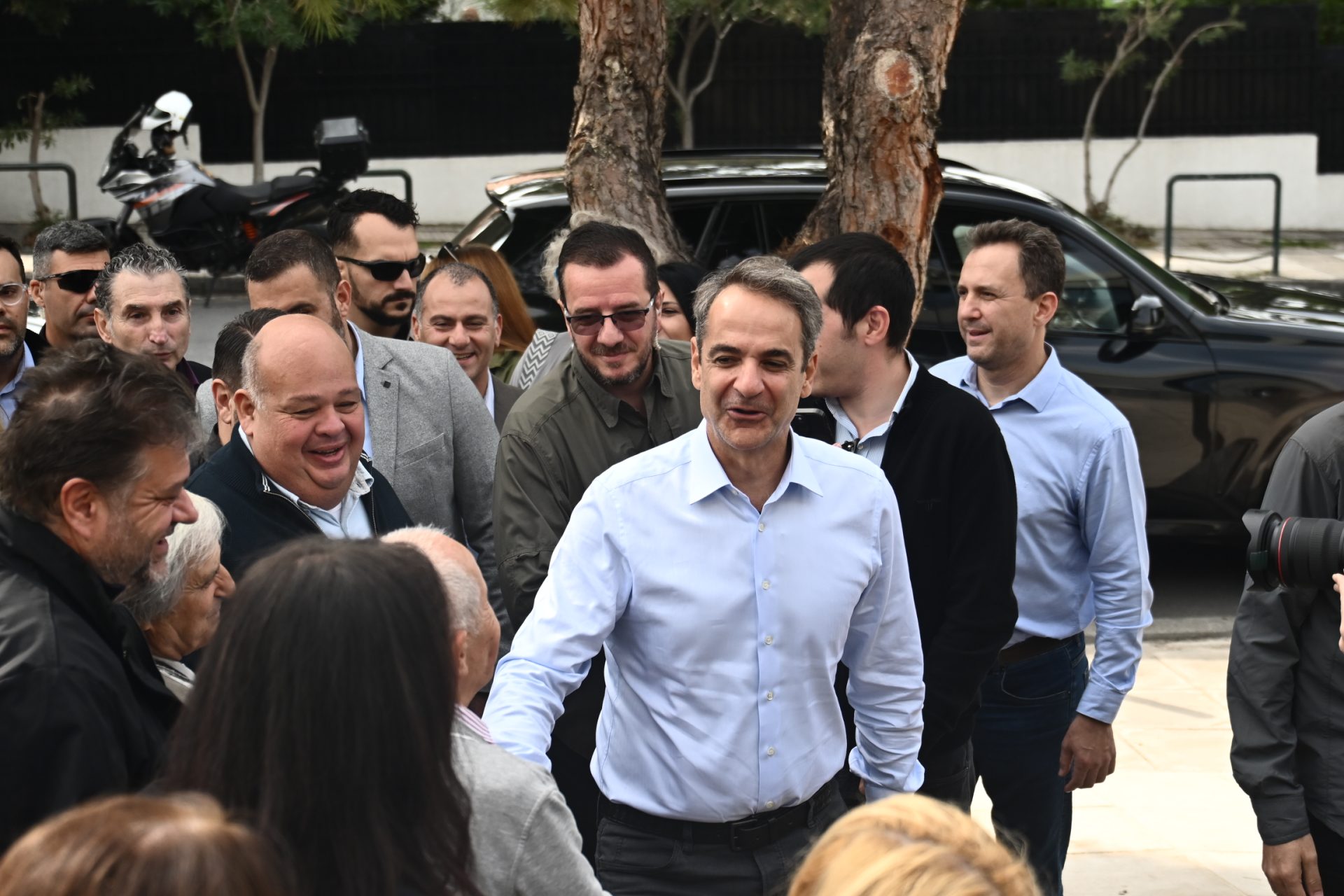 Στην Πεντέλη ο Πρωθυπουργός για την αναδάσωση της περιοχής – Επίσκεψη και στο ανακατασκευασμένο κλειστό γυμναστήριο