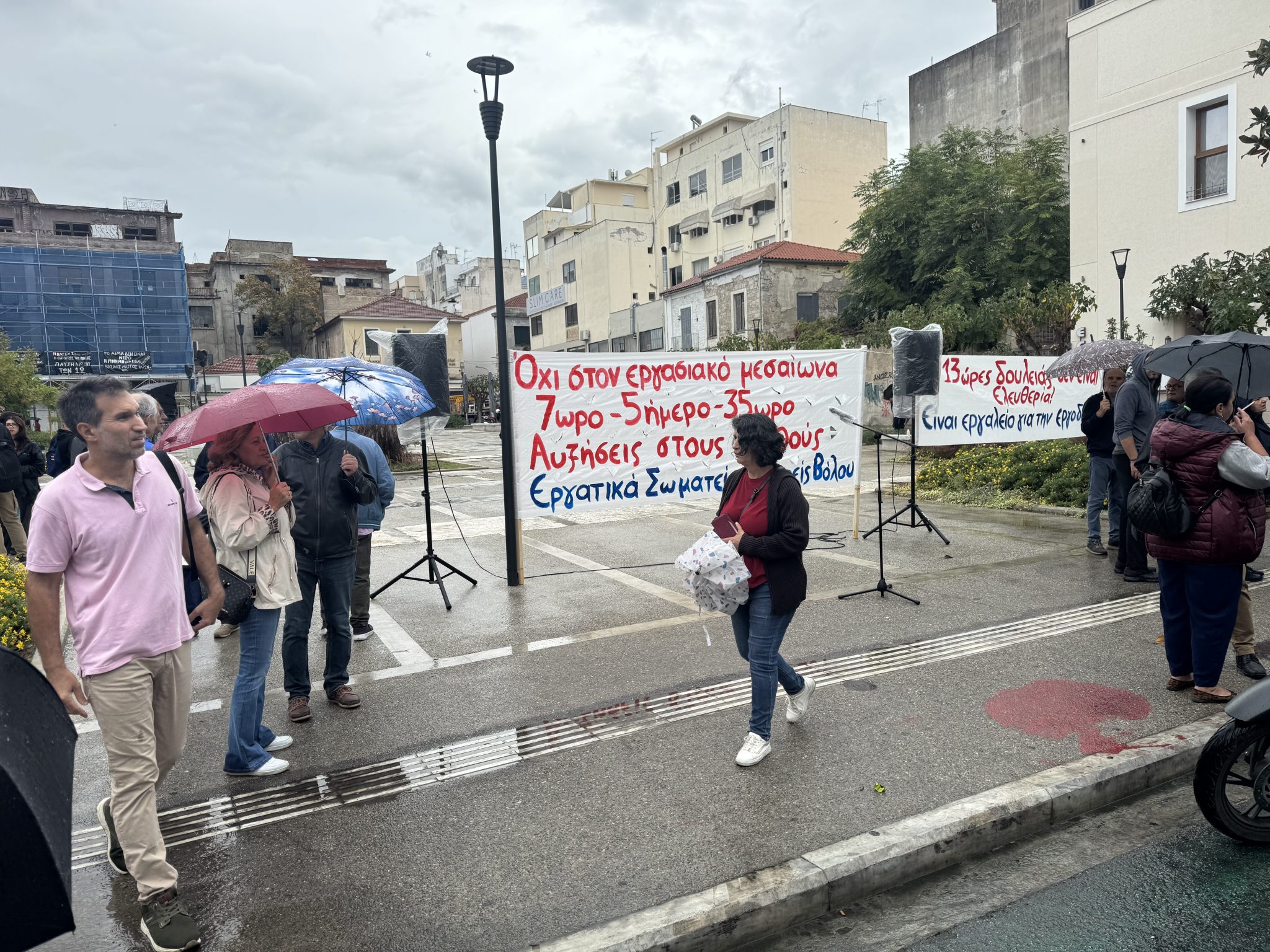 Συνέχιση του αγώνα κατά του νομοσχεδίου για τα εργασιακά ζήτησαν οι εργαζόμενοι στην πλατεία Πανεπιστημίου στο Βόλο