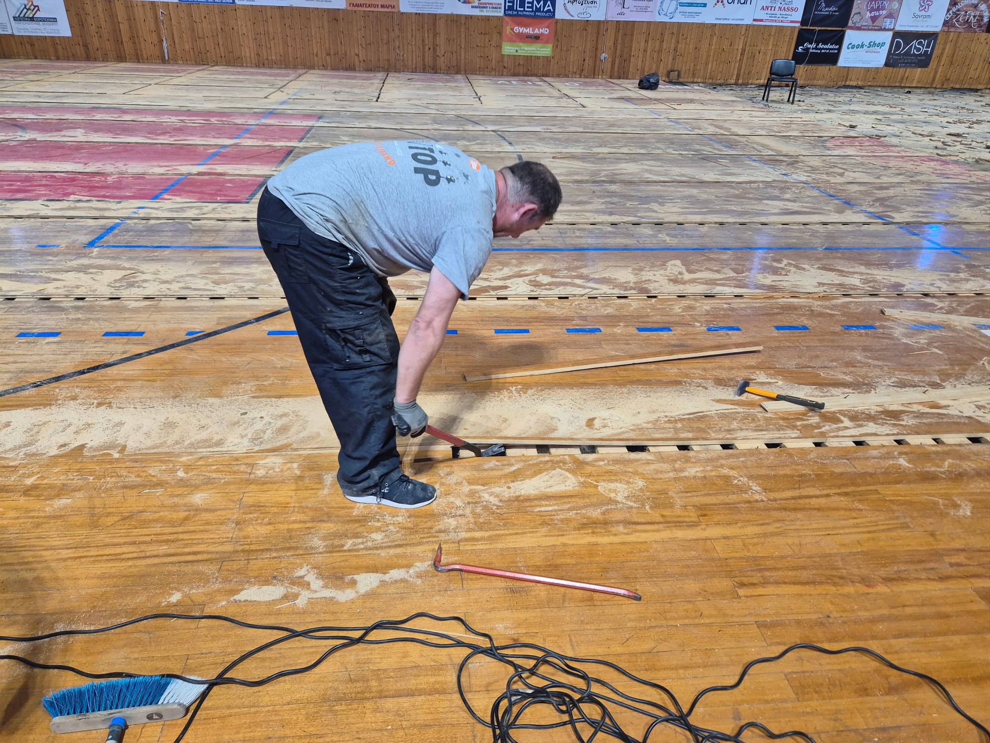 Ξεκίνησε η αποξήλωση του παρκέ στο κλειστό γυμναστήριο Ληξουρίου  Αντικατάσταση με νέο προδιαγραφών FIBA [εικόνες]