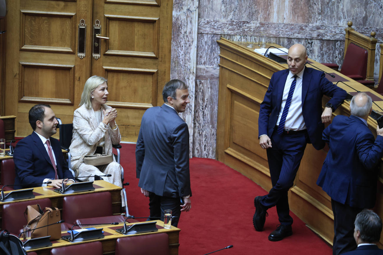 Υποδοχή με αγκαλιές και χαμόγελα στον Τάσο Χατζηβασιλείου στη Βουλή – Δείτε φωτογραφίες