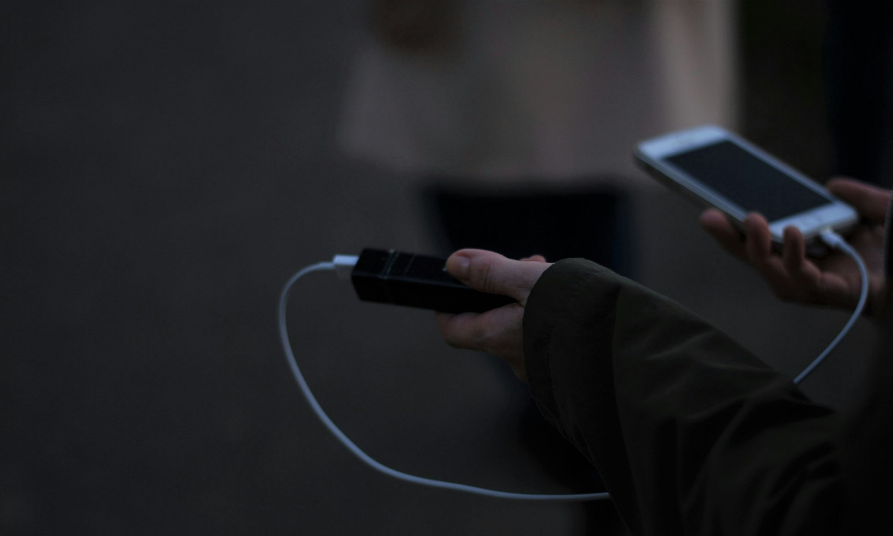 Αυστραλία: Άνδρας τυλίχθηκε στις φλόγες σε αεροδρόμιο αφού εξερράγη Power Bank που είχε στην τσέπη