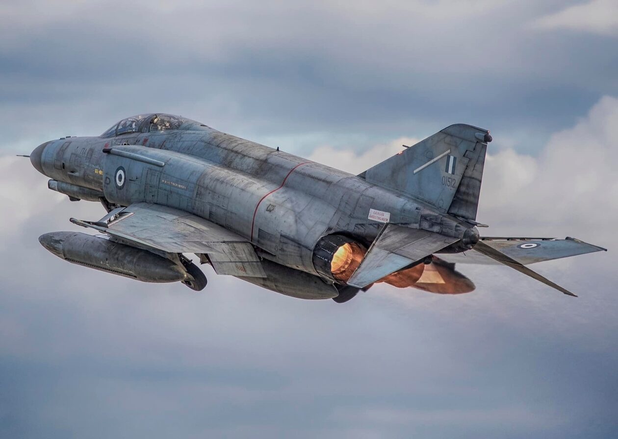 Διέλευση μαχητικού αεροσκάφους F 4 Phantom πάνω από το Αργοστόλι