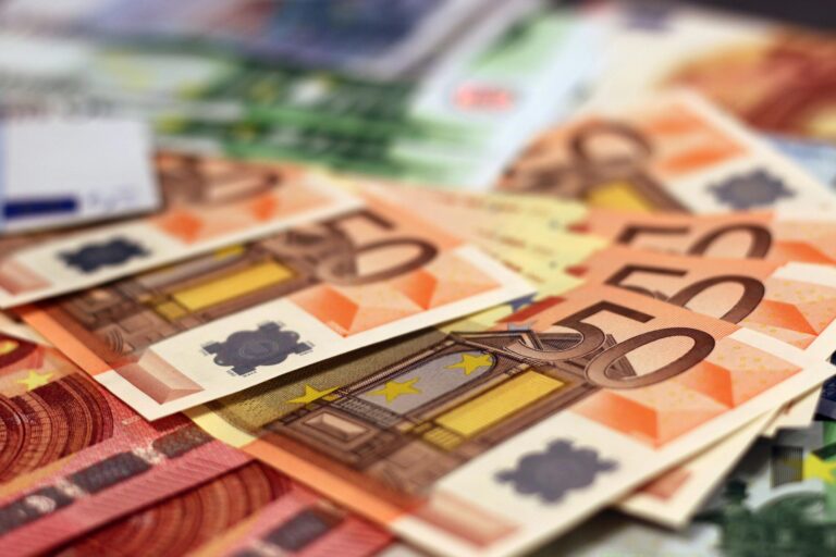 Επίδομα 250 ευρώ: Ανατροπή με την ημερομηνία πληρωμής – Πότε θα μπουν τα χρήματα