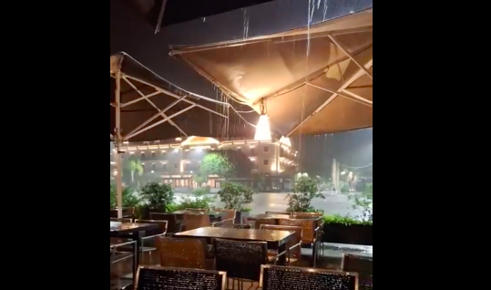 Καταιγίδα στην Κεφαλονιά: Ισχυρή βροχή έπληξε το Αργοστόλι – Viral βίντεο από την πλατεία Βαλλιάνου