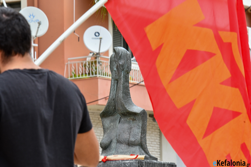 Κατάθεση Στεφάνων από ΚΚΕ και ΚΝΕ για την Επέτειο του Πολυτεχνείου