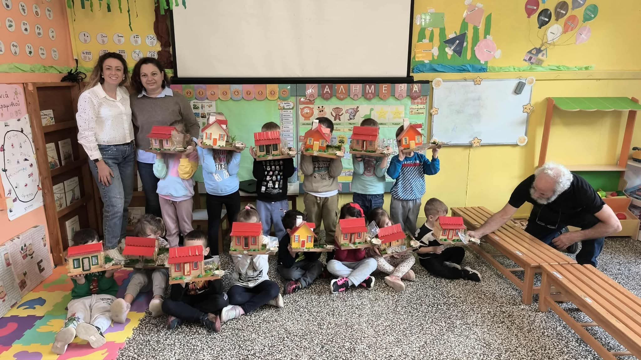 Μεγάλη χαρά έδωσαν οι φωλίτσες και ταΐστρες στα παιδιά του Νηπιαγωγείου του Πόρου Κεφαλονιάς!