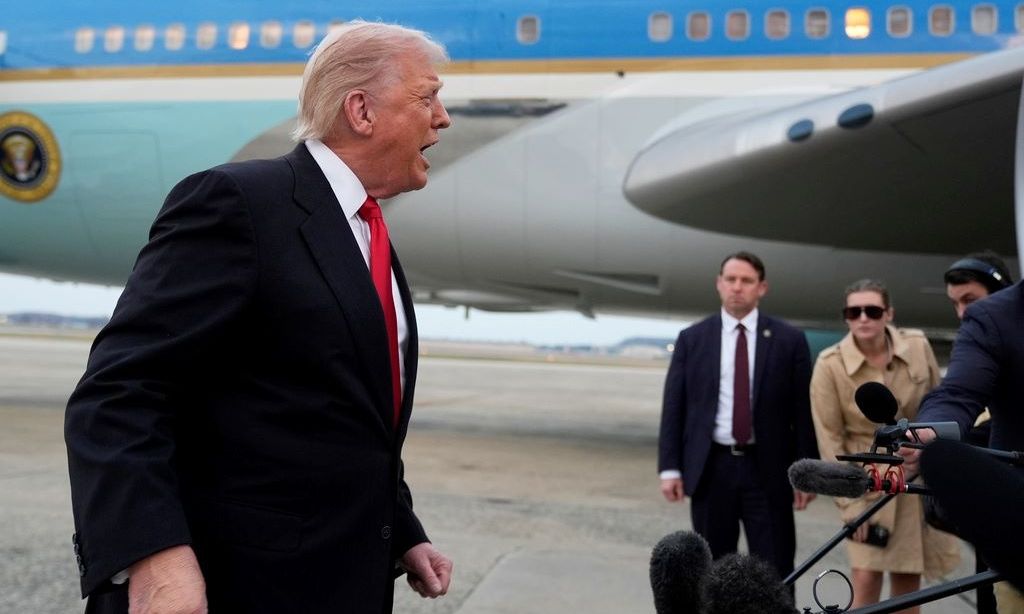 Ο Ντόναλντ Τραμπ απειλεί με αγωγή 1 δισ