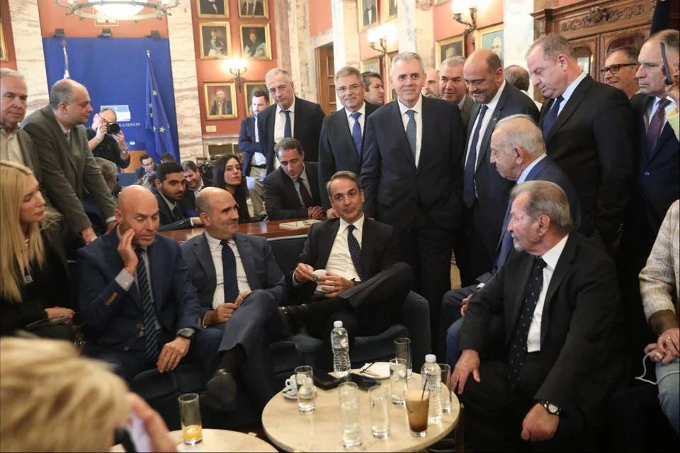 Ο Παναγής Καππάτος με τον Πρωθυπουργό και βουλευτές της ΝΔ στο εντευκτήριο της Βουλής [εικόνες]