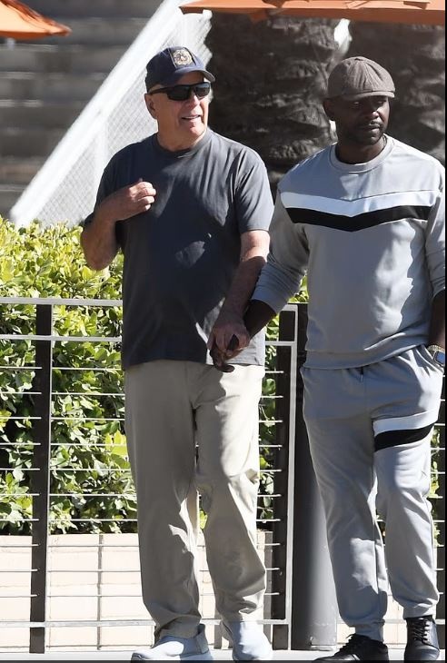 Ραγίζει καρδιές ο Μπρους Γουίλις: Πιάνει το χέρι του φροντιστή του σε σπάνια δημόσια εμφάνιση