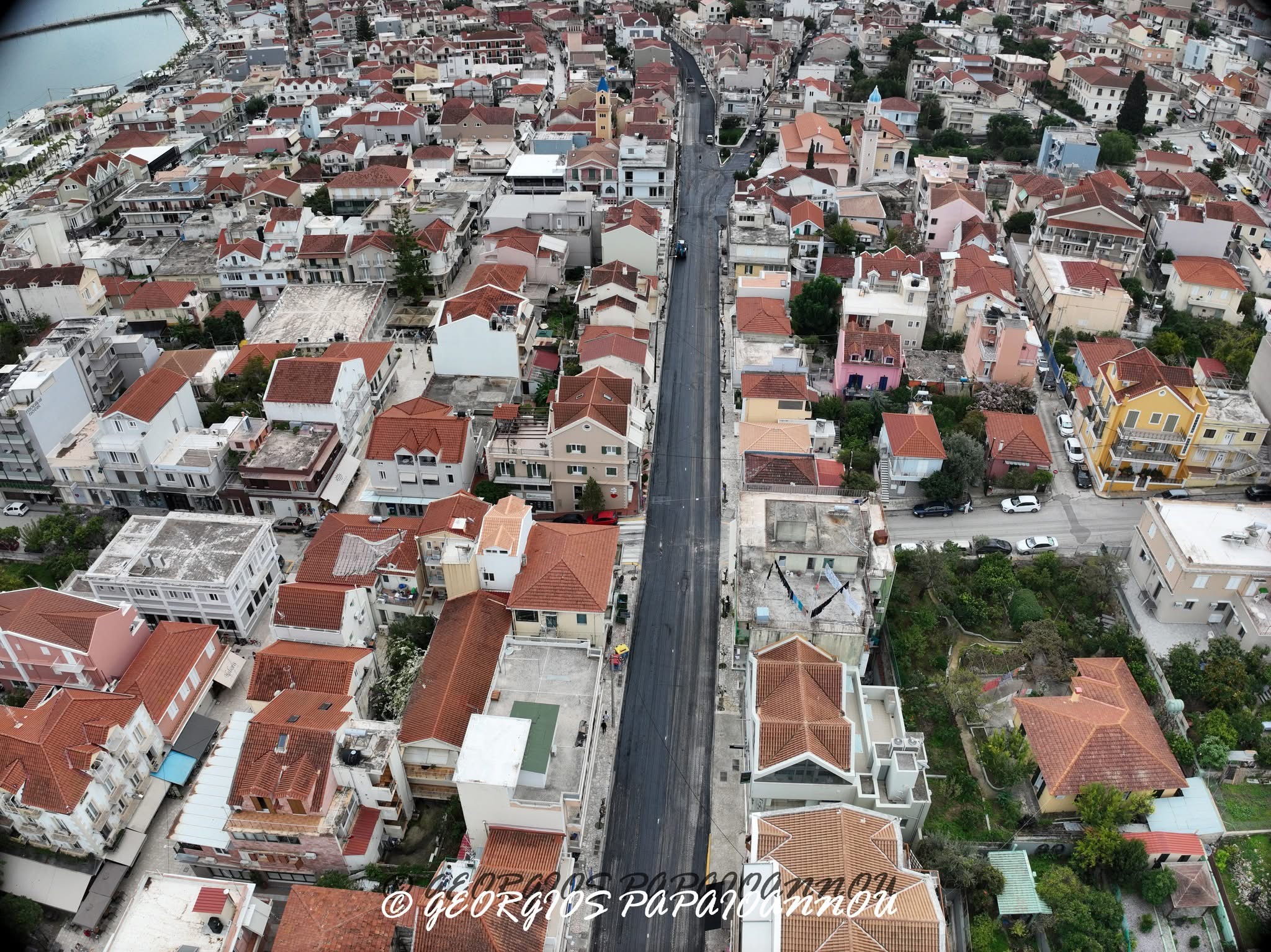 Σε εξέλιξη οι εργασίες ασφαλτόστρωσης στην οδό Βεργωτή στο Αργοστόλι [εικόνες +βίντεο]