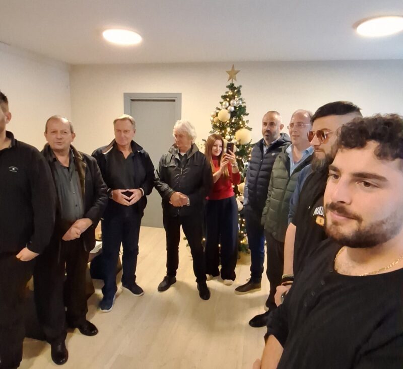 Άρωμα Χριστουγέννων στα γραφεία των «Αετών»: Κάλαντα από τον Ποέτα, χαμόγελα, μελομακάρονα και ευχές με βιντεοκλήση [βιντεο]