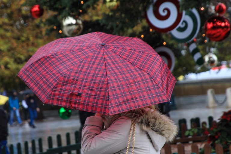 Άστατος ο καιρός έως τα Χριστούγεννα με βροχές και ισχυρούς ανέμους – Καταιγίδες από το απόγευμα και χιόνια στα ορεινά από Τρίτη