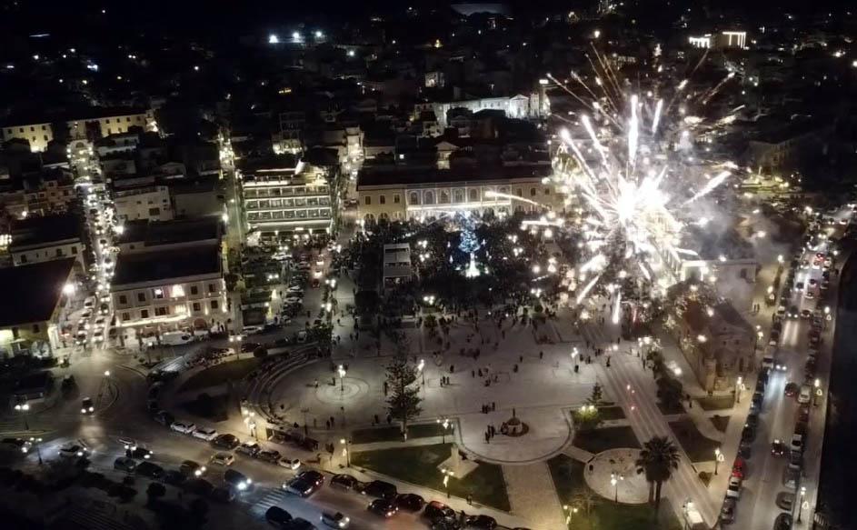 Δήμος Ζακύνθου: Πραγματοποιήθηκε η φωταγώγηση του Χριστουγεννιάτικου Δέντρου 2025 (Βίντεο)
