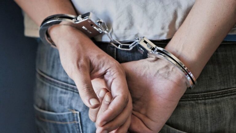 Ενώπιον της Δικαιοσύνης σήμερα ο τράπερ που συνελήφθη με κλεμμένο όχημα στη Γλυφάδα