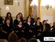 Η Γυναικεία Χορωδία του Δήμου Αργοστολίου, το βράδυ της Παραμονής Χριστουγέννων στην Καθολική Εκκλησία