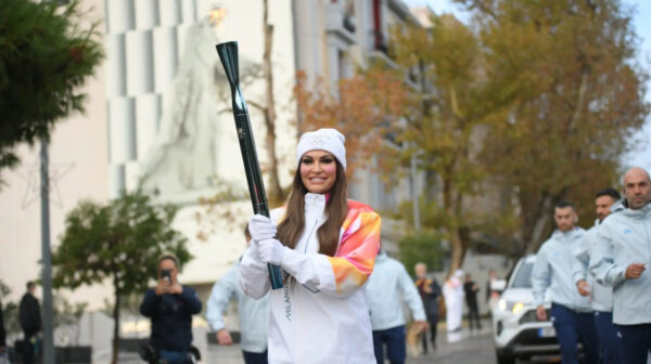 Κλαυδία: Τραγούδησε την «Αστερομάτα» στην τελετή παράδοσης της Φλόγας στο Καλλιμάρμαρο