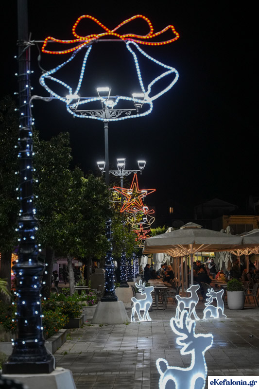 Λάμψη, μουσική και γιορτινή διάθεση στο άναμμα του Χριστουγεννιάτικου Δέντρου στο Ληξούρι [εικόνες]