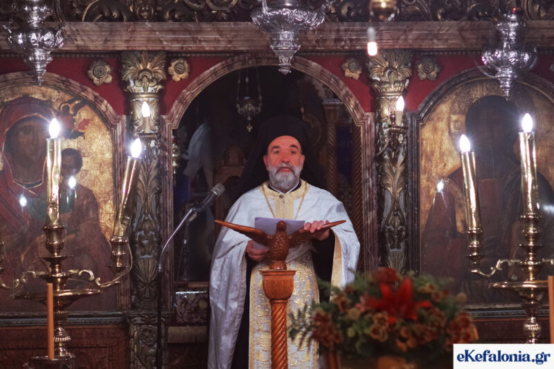 «Μύρισαν» Χριστούγεννα στο Λιθόστρωτο –Λαμπρός Εσπερινός στην εκκλησία του Αγίου Σπυρίδωνα [εικόνες]