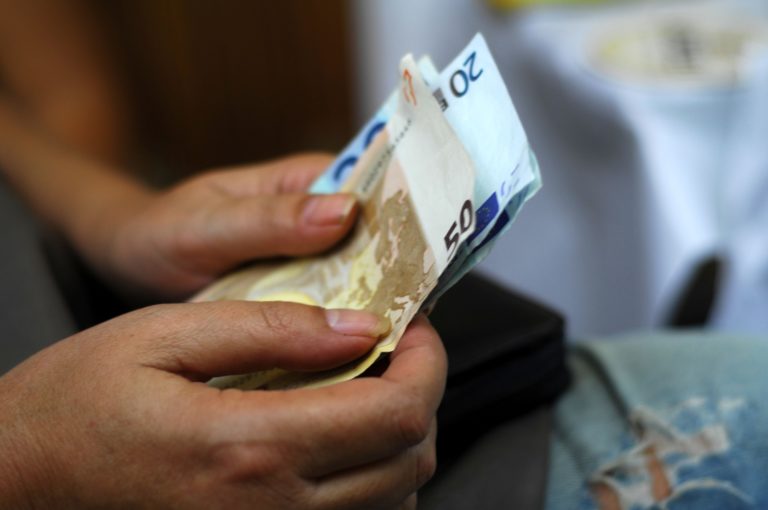 Όλες οι αυξήσεις και οι φοροελαφρύνσεις του 2026 – Ποιοι κερδίζουν, πότε και πόσο