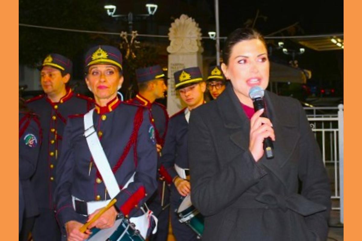 Το Ληξούρι του πολιτισμού και της διαφορετικής κουλτούρας με μια σεμνή, ανθρώπινη και ζεστή τελετή άναψε το Χριστουγεννιάτικο δέντρο του