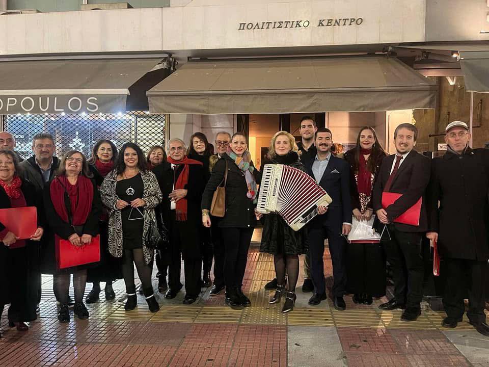 Ξεσήκωσε η Αδελφότητα Κεφαλλήνων με χριστουγεννιάτικες μελωδίες τον Πειραιά [βίντεο]