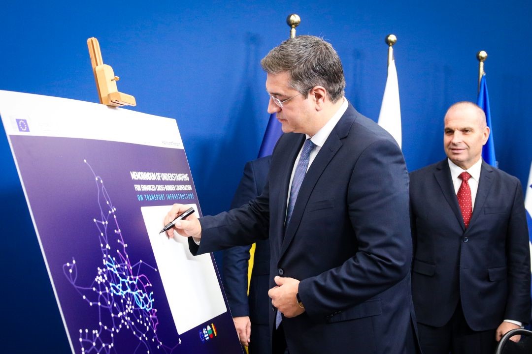 Υπογράφηκε το σύμφωνο συνεργασίας για την κατασκευή του σιδηροδρομικού και οδικού άξονα Ελλάδας-Βουλγαρίας-Ρουμανίας