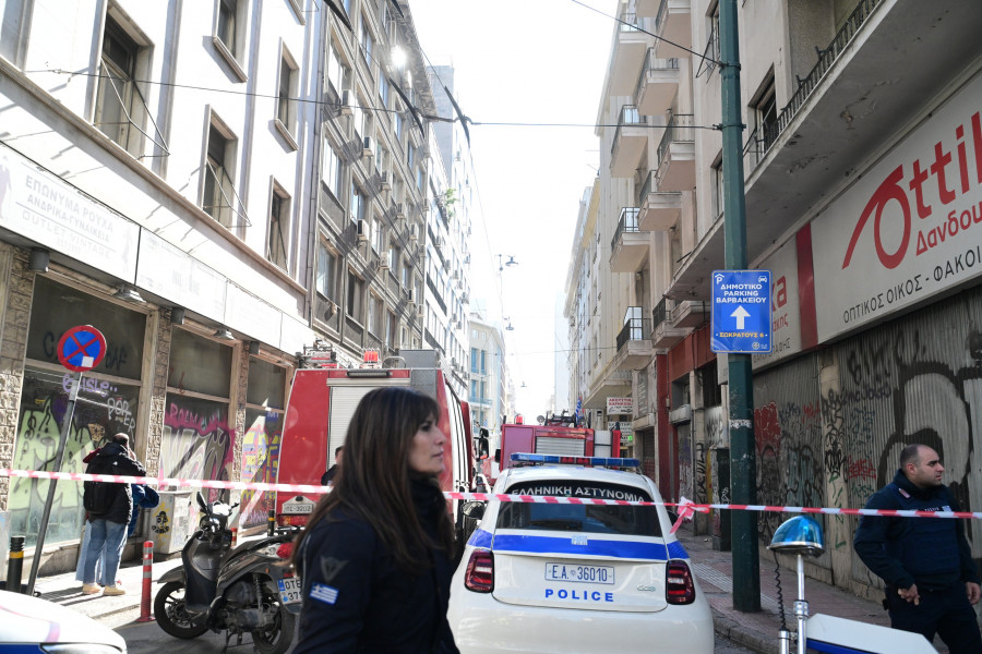 Άνδρας απειλεί να πέσει από τον 5ο όροφο στο κτήριο της πολεοδομίας στην Αθήνα