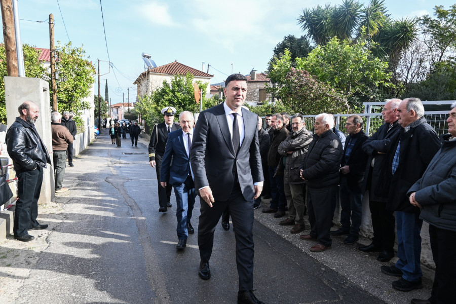 Άστρος: Θρήνος στην κηδεία του λιμενικού – Πρόταση Κικίλια να «υιοθετήσει» η Βουλή το παιδί του