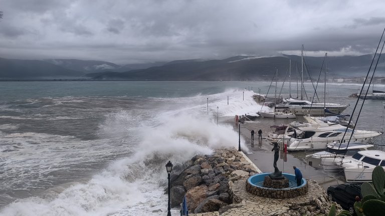 Καιρός: Σε εξέλιξη τα έντονα καιρικά φαινόμενα με θυελλώδεις ανέμους και καταιγίδες – Πώς θα κινηθεί το μέτωπο της κακοκαιρίας