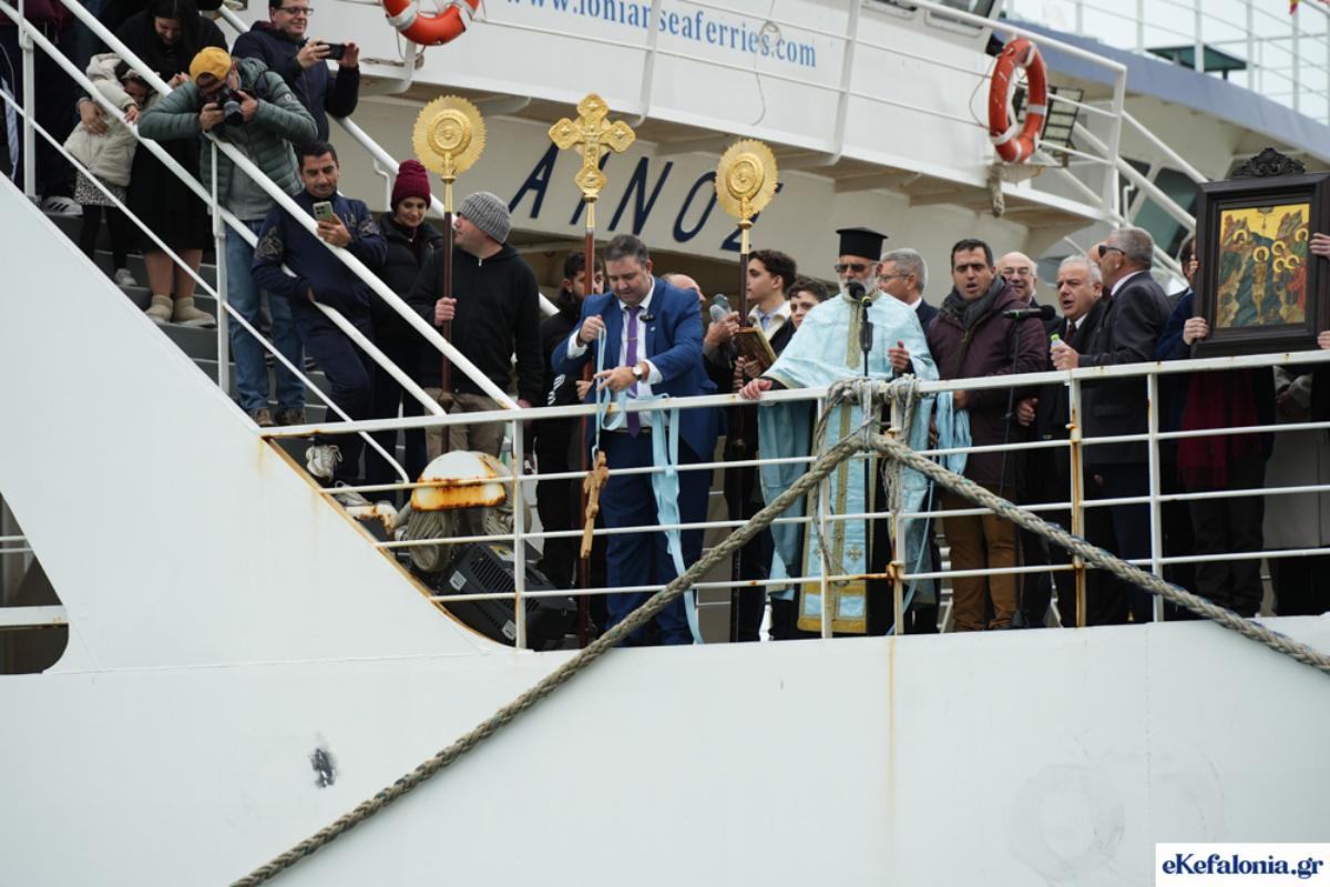 Λαμπρά Θεοφάνεια στο Ληξούρι με τον Αγιασμό των Υδάτων στο λιμάνι