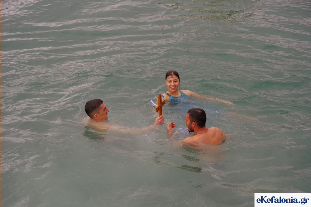 Θεοφάνεια στο Αργοστόλι με κατάνυξη, πλοιάρια και γενναίους κολυμβητές [εικόνες +βίντεο]