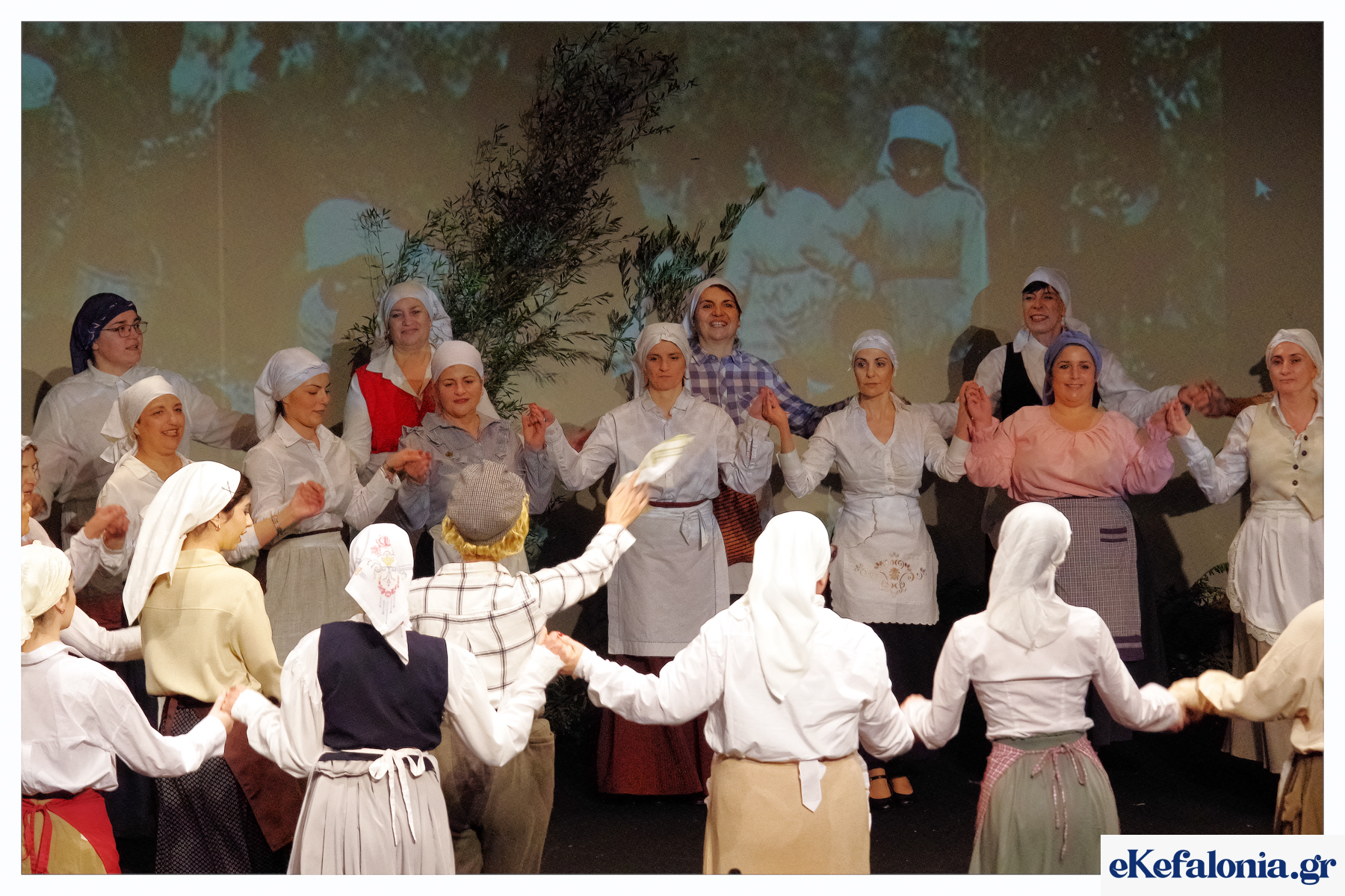 Θερμό χειροκρότημα για την παράσταση «Από τα Αλώνια στα Σαλόνια» στο «Κέφαλος» [εικόνες]