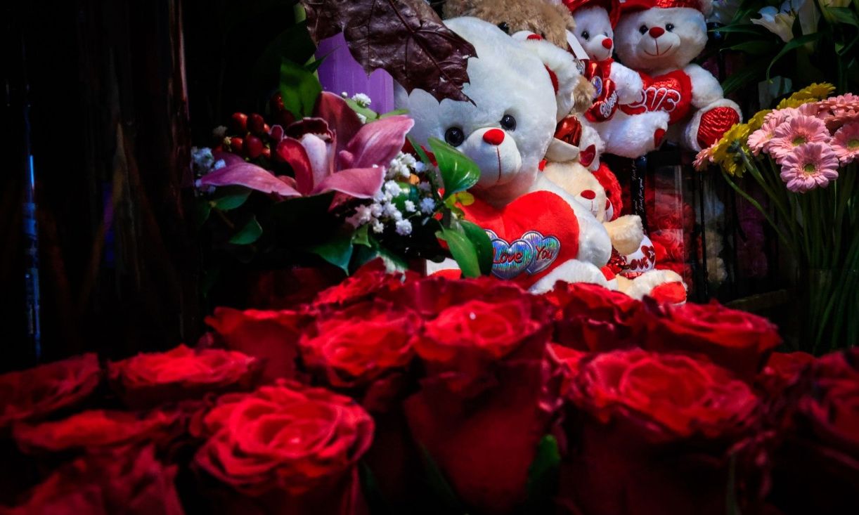 Άγιος Βαλεντίνος: Η ιστορία πίσω από τη γιορτή των ερωτευμένων και οι ελληνικές «εναλλακτικές»