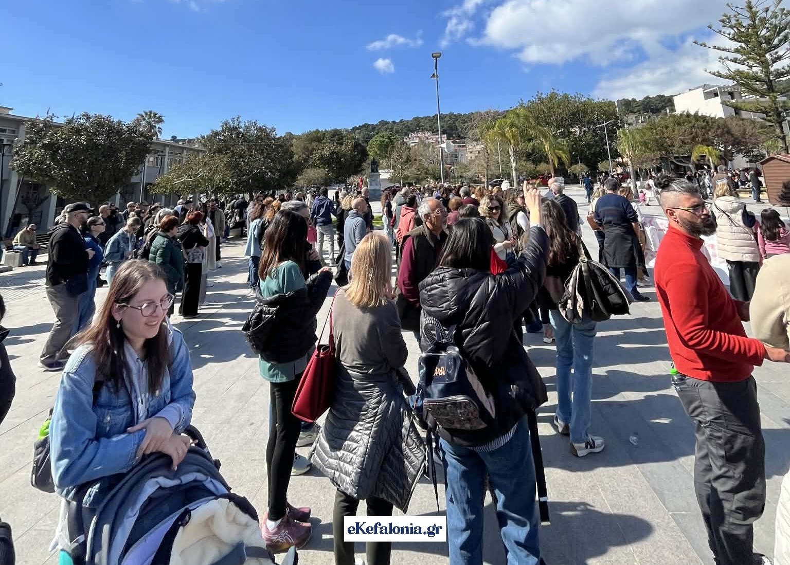 Αργοστόλι: Μαζική αλλά μικρότερη από πέρυσι η πορεία μνήμης για τα Τέμπη [εικόνες +βίντεο]