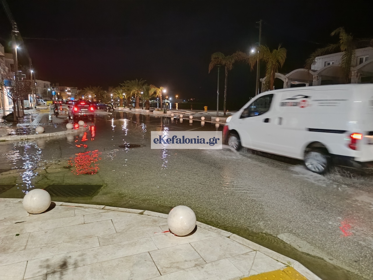 Αργοστόλι SOS – Πλημμυρισμένοι δρόμοι και πεζοδρόμια καθιστούν απροσπέλαστη την πόλη [εικόνες +βίντεο]