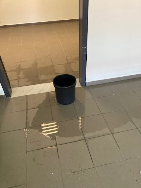 Αργοστόλι: Βροχή μετέτρεψε σε… λίμνη αίθουσα του 2ου ΓΕΛ «Παναγιώτης Βεργωτής» [εικόνες]