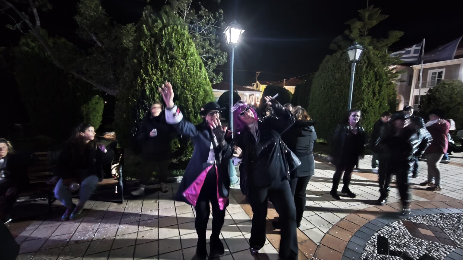 Χρώματα, κέφι και μουσική παρά τον δυνατό αέρα στη χθεσινή νυχτερινή μασκαράτα της Σάμης