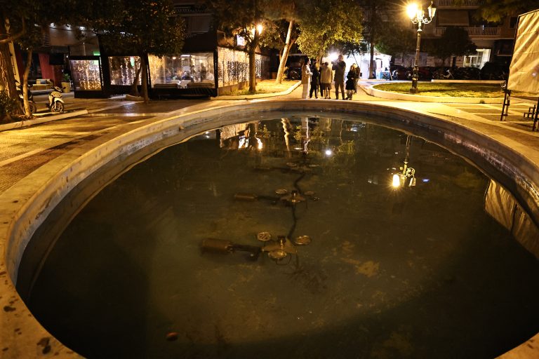 Σε κρίσιμη κατάσταση το κοριτσάκι που έπεσε σε σιντριβάνι στην Καλλιθέα – Οι γιατροί έδιναν μάχη επί 40 λεπτά για να κρατηθεί στη ζωή