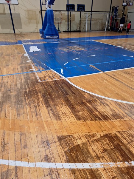 Σε “ντους” οροφής μετατράπηκε μέρος της στέγης του κλειστού γυμναστηρίου στο Αργοστόλι