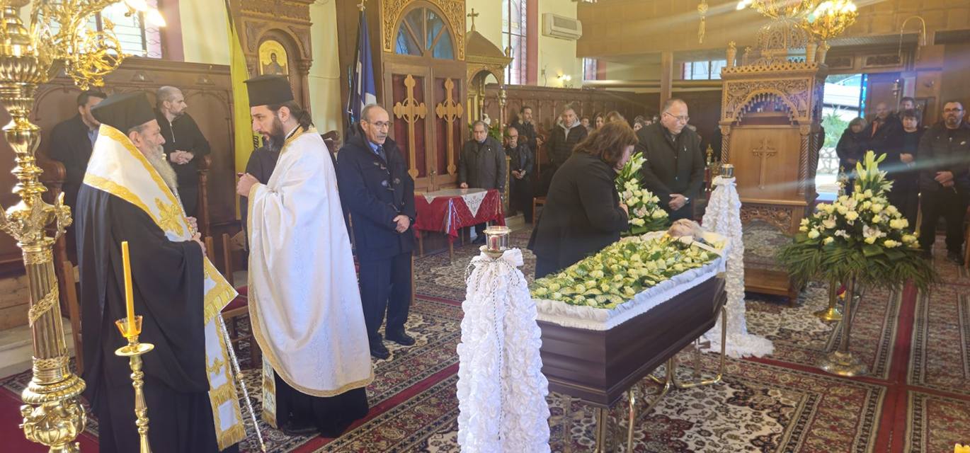 Συγκίνηση στον Πόρο: Ο Επίσκοπος Κερνίτσης στην κηδεία της θείας του Ρωξάνης Αννίνου