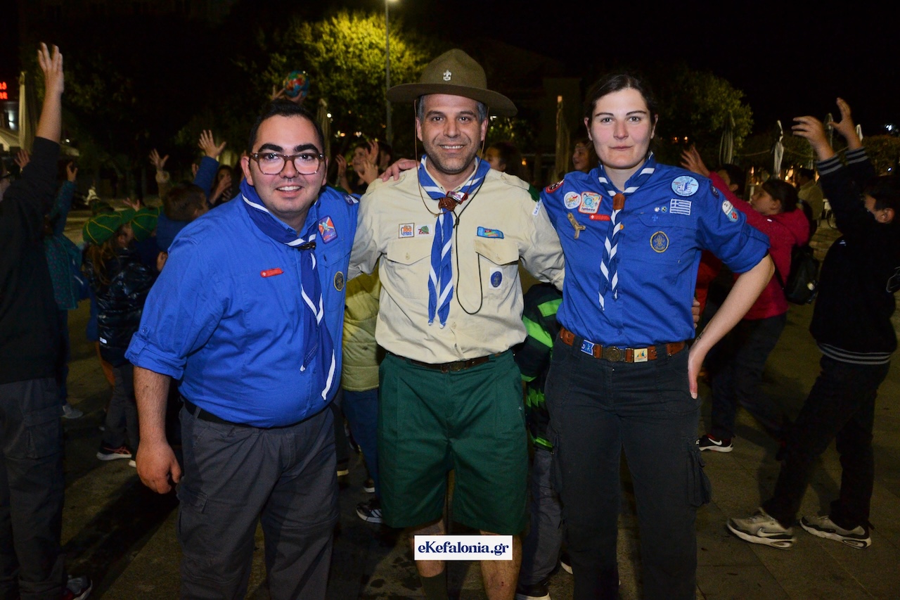 Αργοστόλι: Συμβολική «Ώρα της Γης» με κεράκια και προσκοπικά τραγούδια στην πλατεία [εικόνες +βίντεο]