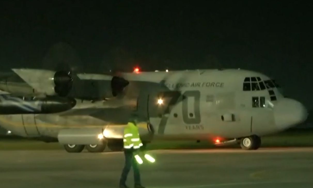 Ελευσίνα: Προσγειώθηκε το C 130 με τους 91 Έλληνες που είχαν εγκλωβιστεί στο Άμπου Ντάμπι