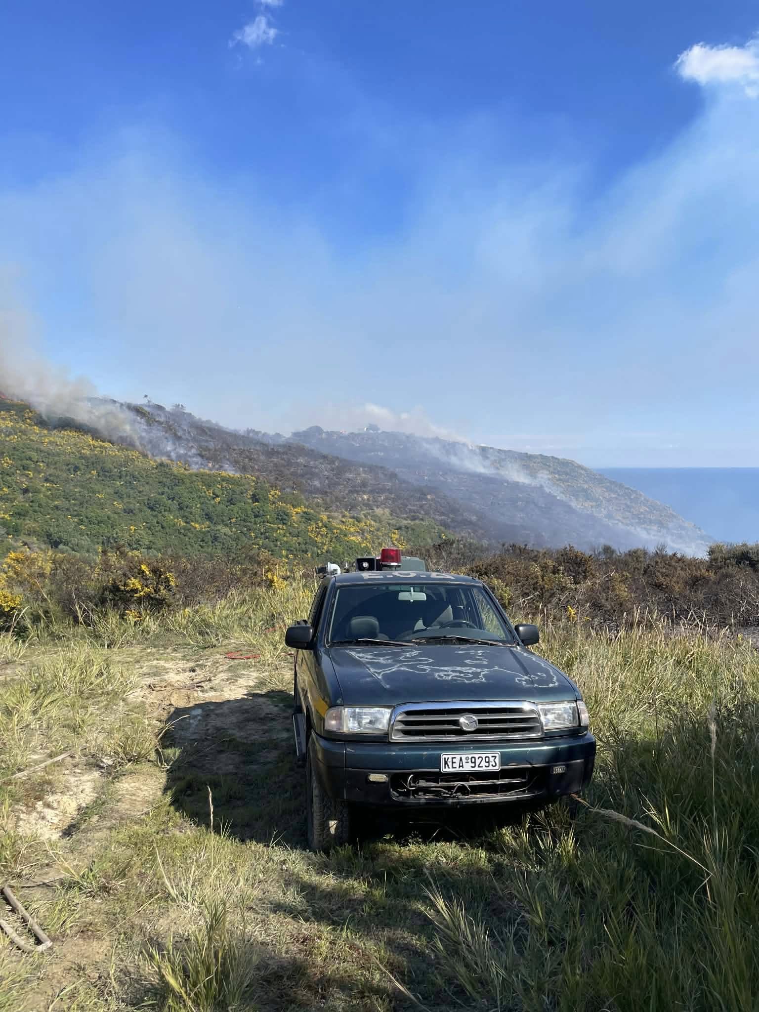 Φωτιά σε εξέλιξη στα Μαυράτα Κεφαλονιάς [εικόνες]