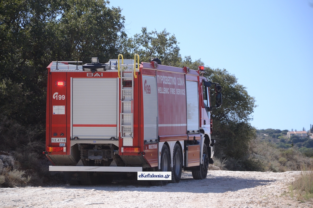 Φωτιά σε εξέλιξη στα Μαυράτα Κεφαλονιάς