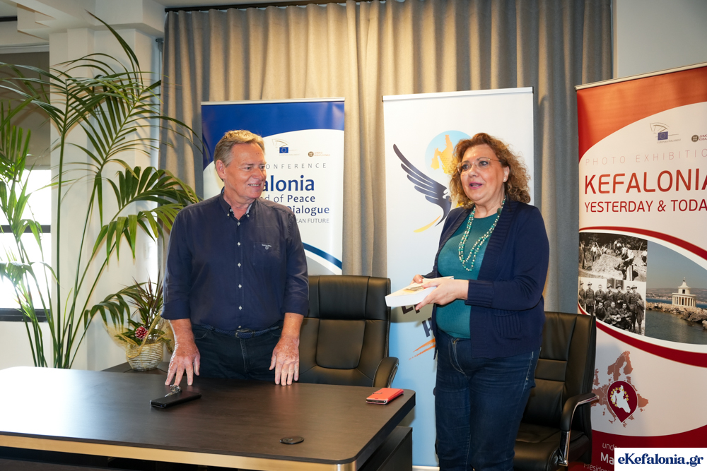 Η διακεκριμένη Ιταλίδα συγγραφέας Elisabetta Giudrinetti με τον Βαγγέλη Κεκάτο στα γραφεία των “Αετών” [εικόνες +βίντεο]