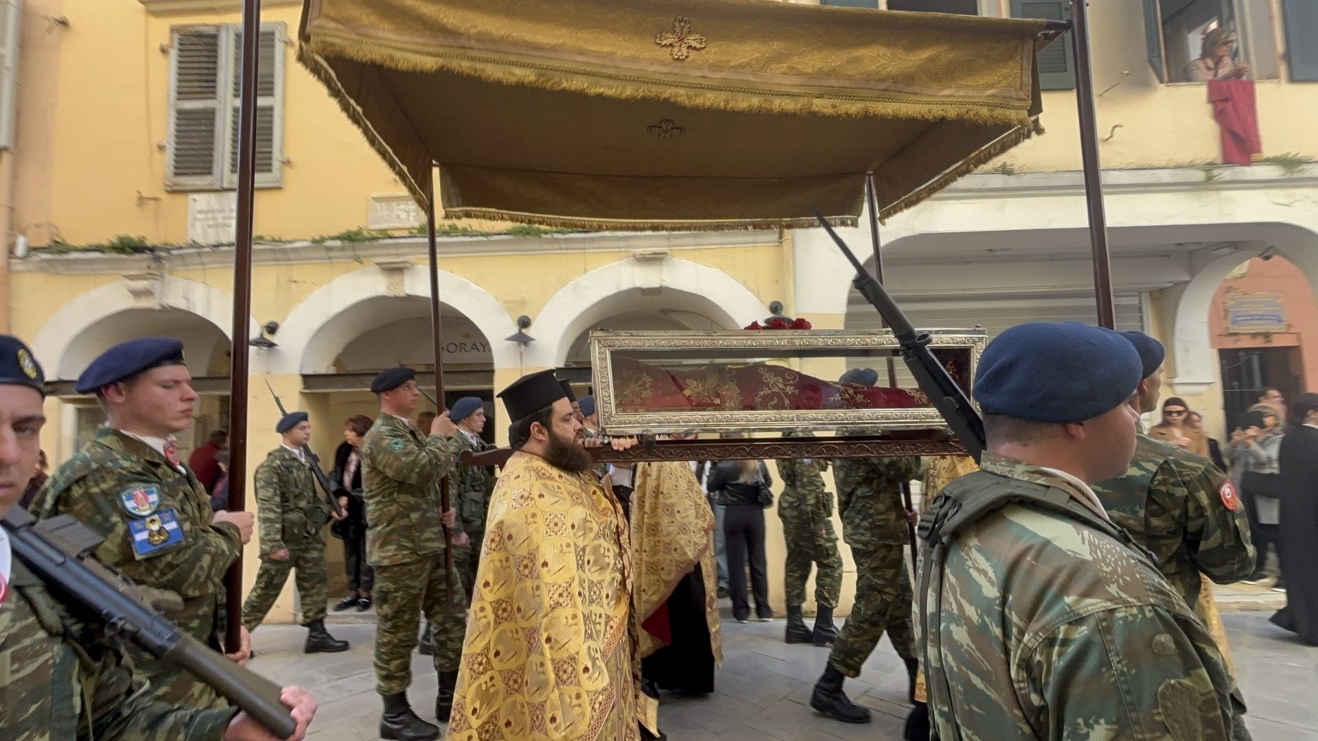 Κέρκυρα: Η λιτάνευση του σκηνώματος της Αγίας Θεοδώρας [βίντεο]