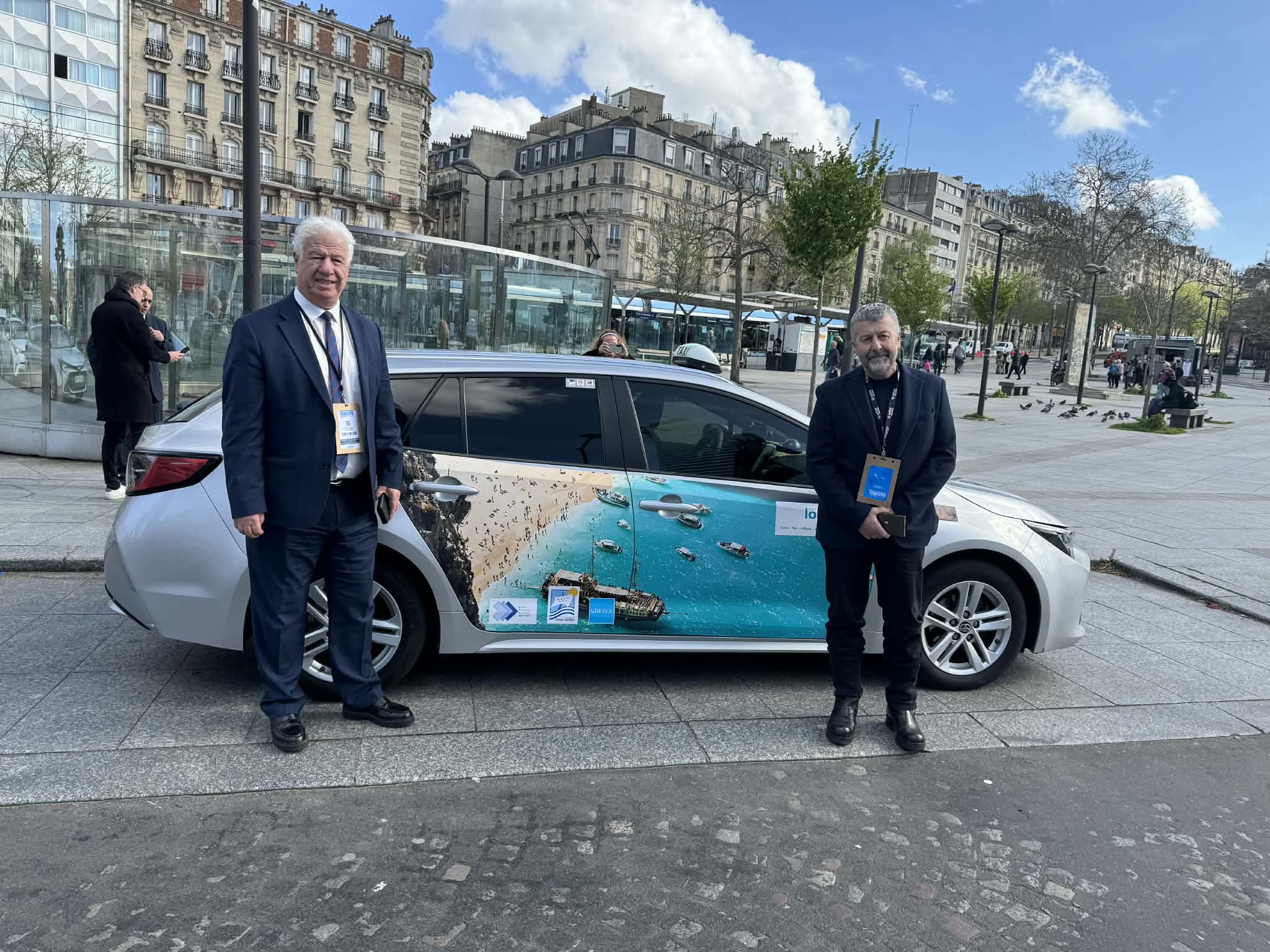 Με «άρωμα» Ιονίων Νήσων κυκλοφορούν ταξί στο Παρίσι [εικόνες]